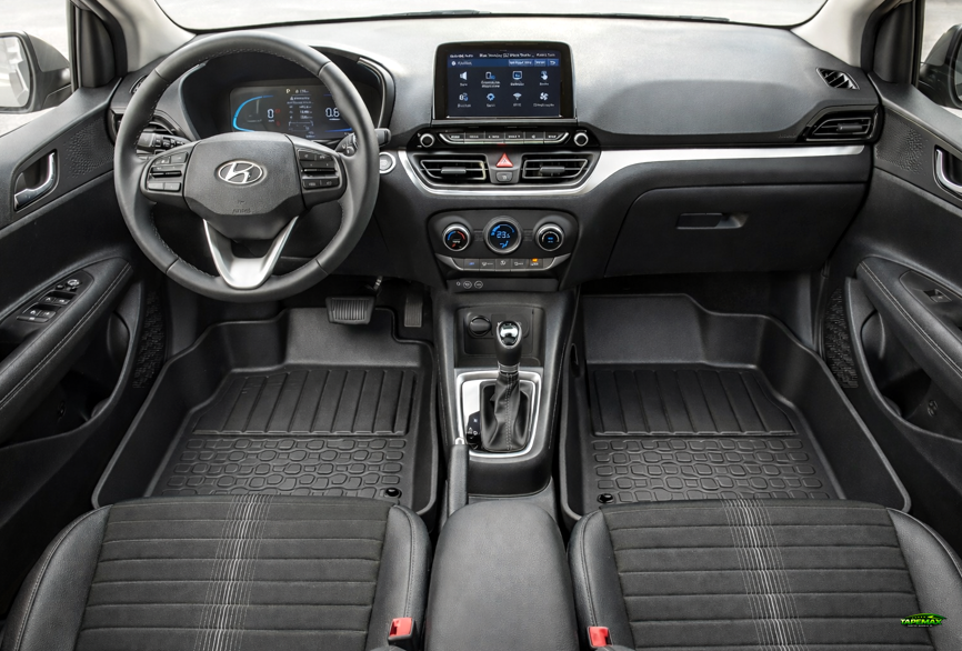 Interior do carro com tapetes premium